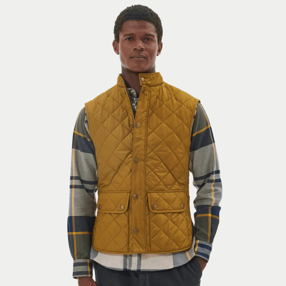 Gilet Lowerdale ocre porté ouvert sur une chemise à carreaux, col montant relevé et deux poches à rabat