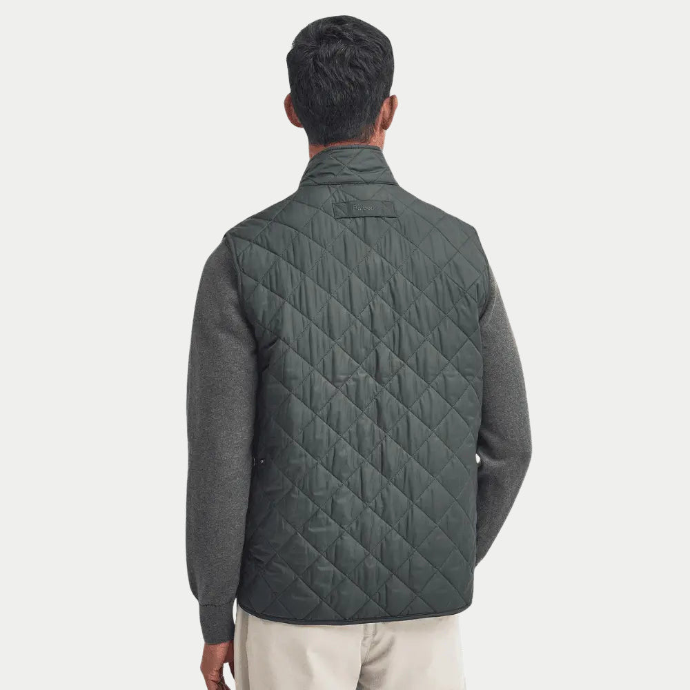 Dos du gilet Lowerdale Sage porté, emmanchures larges laissant les bras libres et matelassage losanges