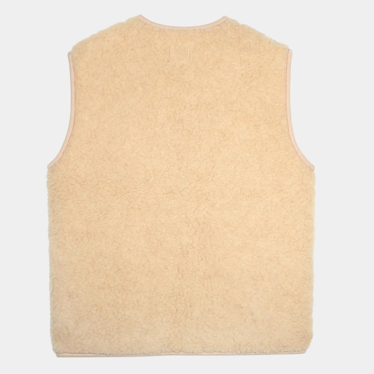 Dos uni du gilet en laine bouclée beige écru, encolure et emmanchures bordées de gros-grain ton sur ton