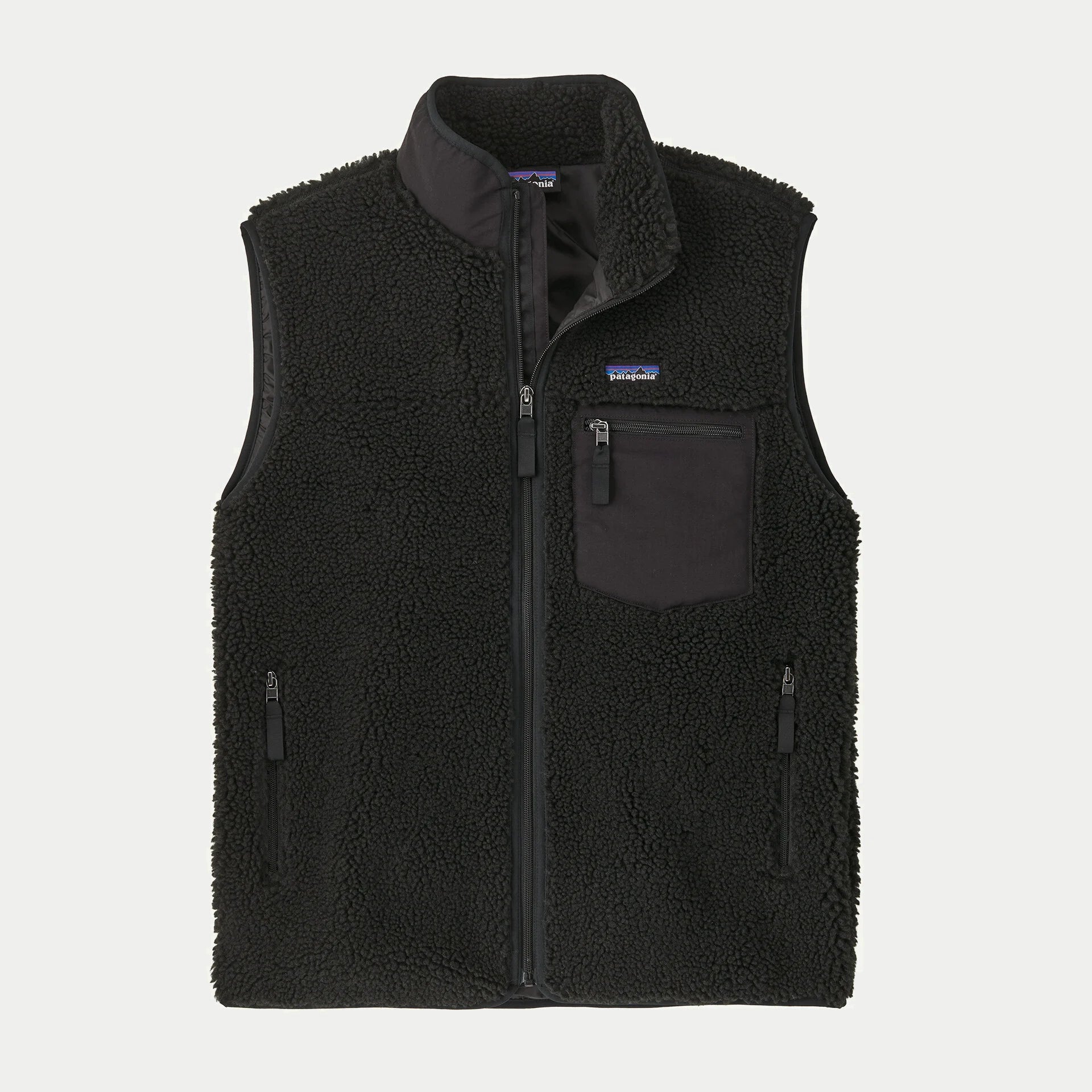 Gilet Retro-X Patagonia noir à plat de face : polaire sherpa, zip intégral, col montant et poche poitrine zippée nylon