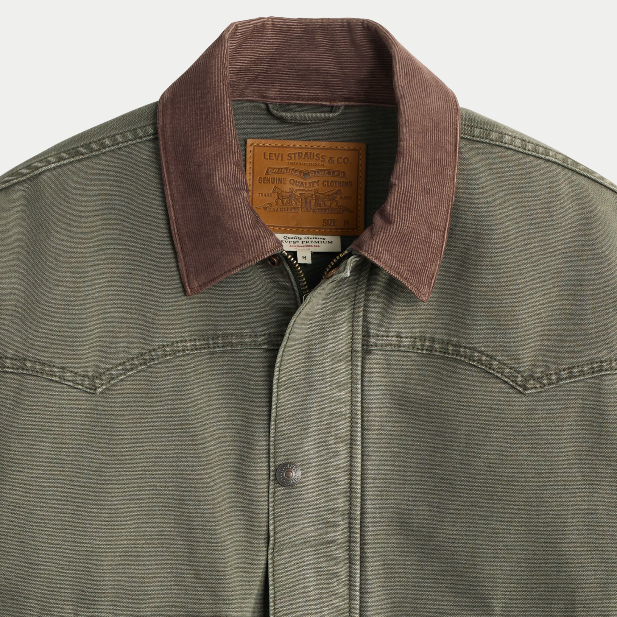 Gros plan sur le col en velours côtelé marron et le patch cuir Levi Strauss
