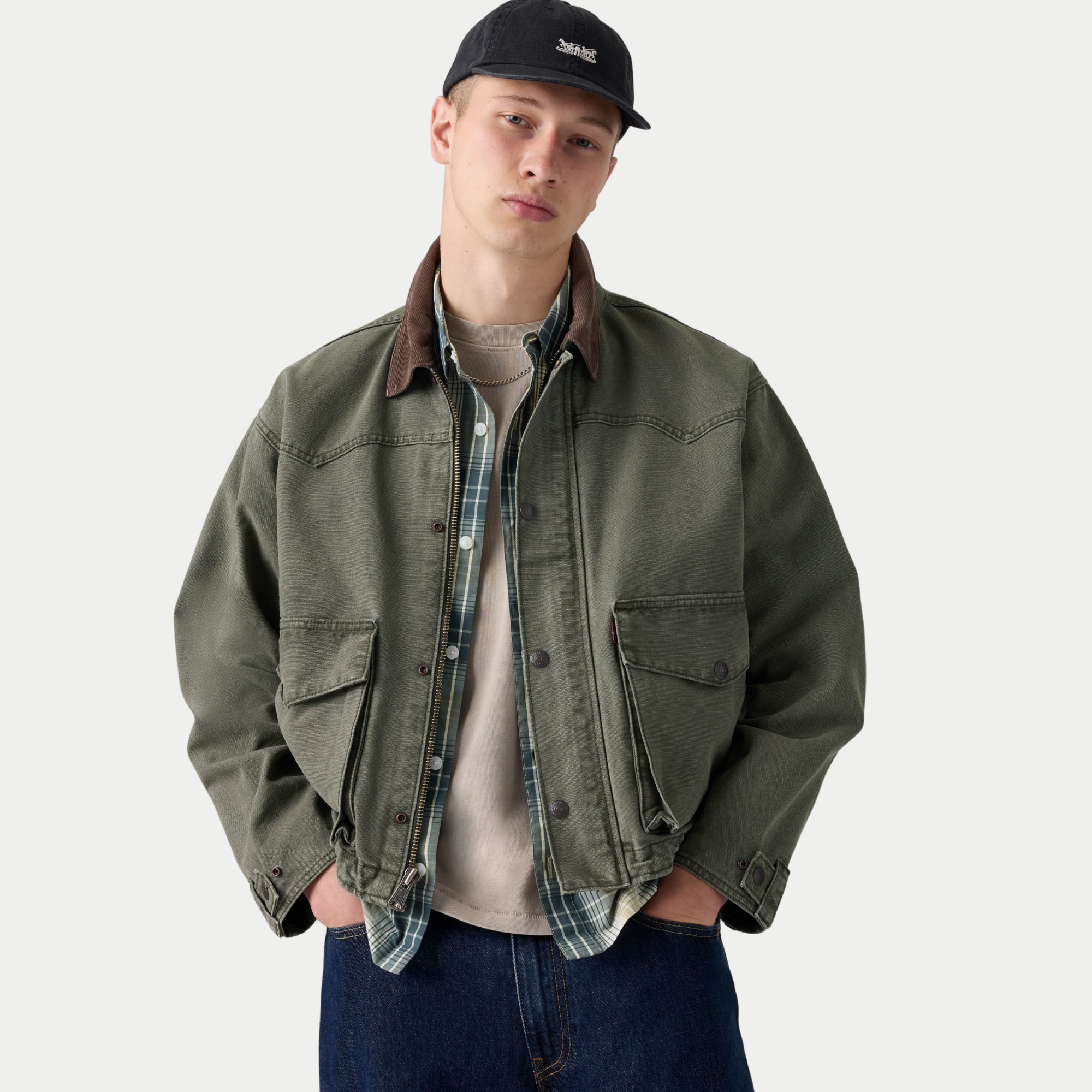Veste Hilltop Levi's kaki portée ouverte sur une chemise à carreaux