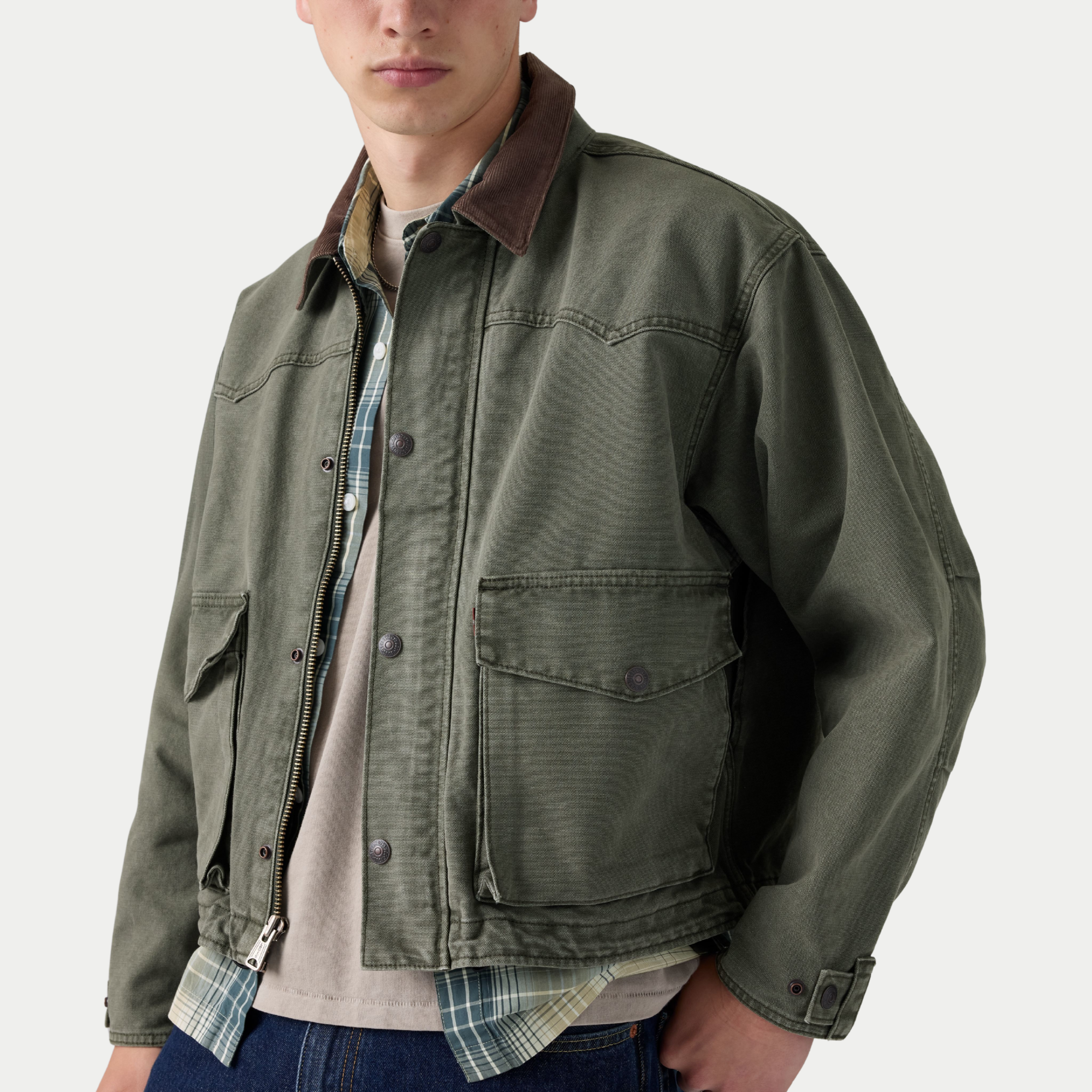 Veste Hilltop Levi's kaki portée, deux grandes poches poitrine à rabat