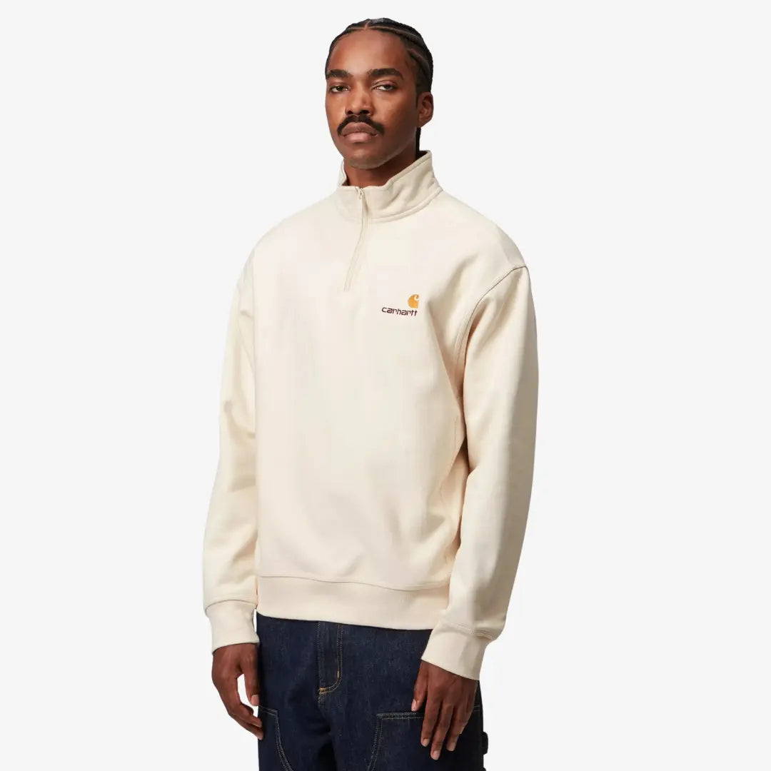 Half Zip American Script écru porté de trois-quarts, col zippé fermé haut et script brodé au cœur