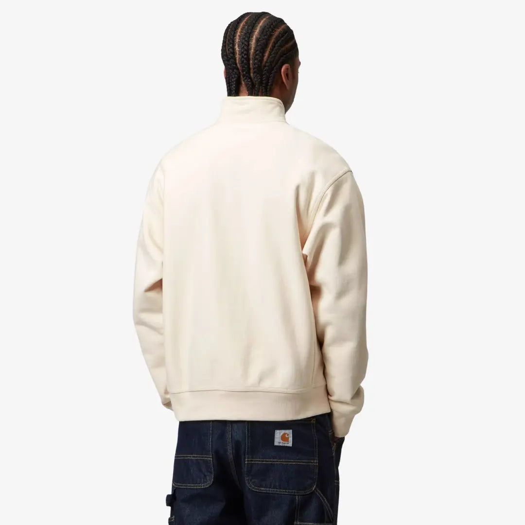 Half Zip American Script écru porté de dos, épaules tombantes, coupe droite et poignets côtelés