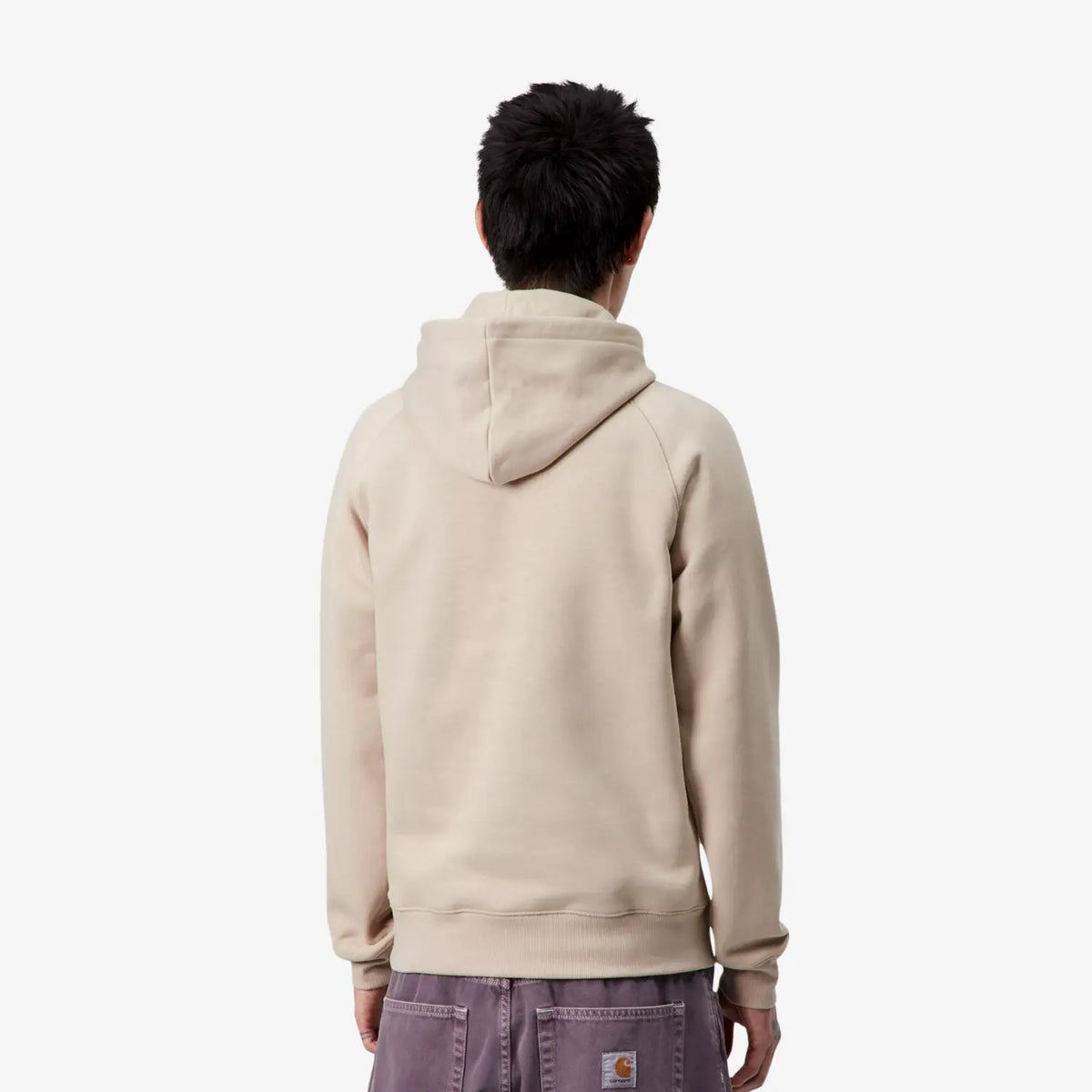 Hoodie Chase Carhartt WIP Fleur de Sel vu de dos porté, capuche retombant sur les épaules, beige sable