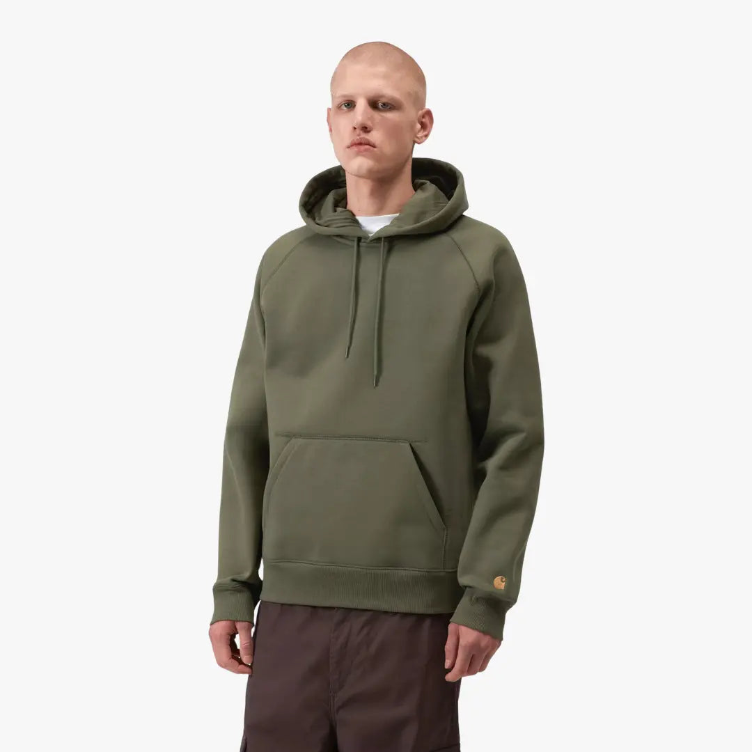 Sweat à capuche Chase Leaf porté de trois quarts, kaki militaire, logo C brodé doré au bas de la manche