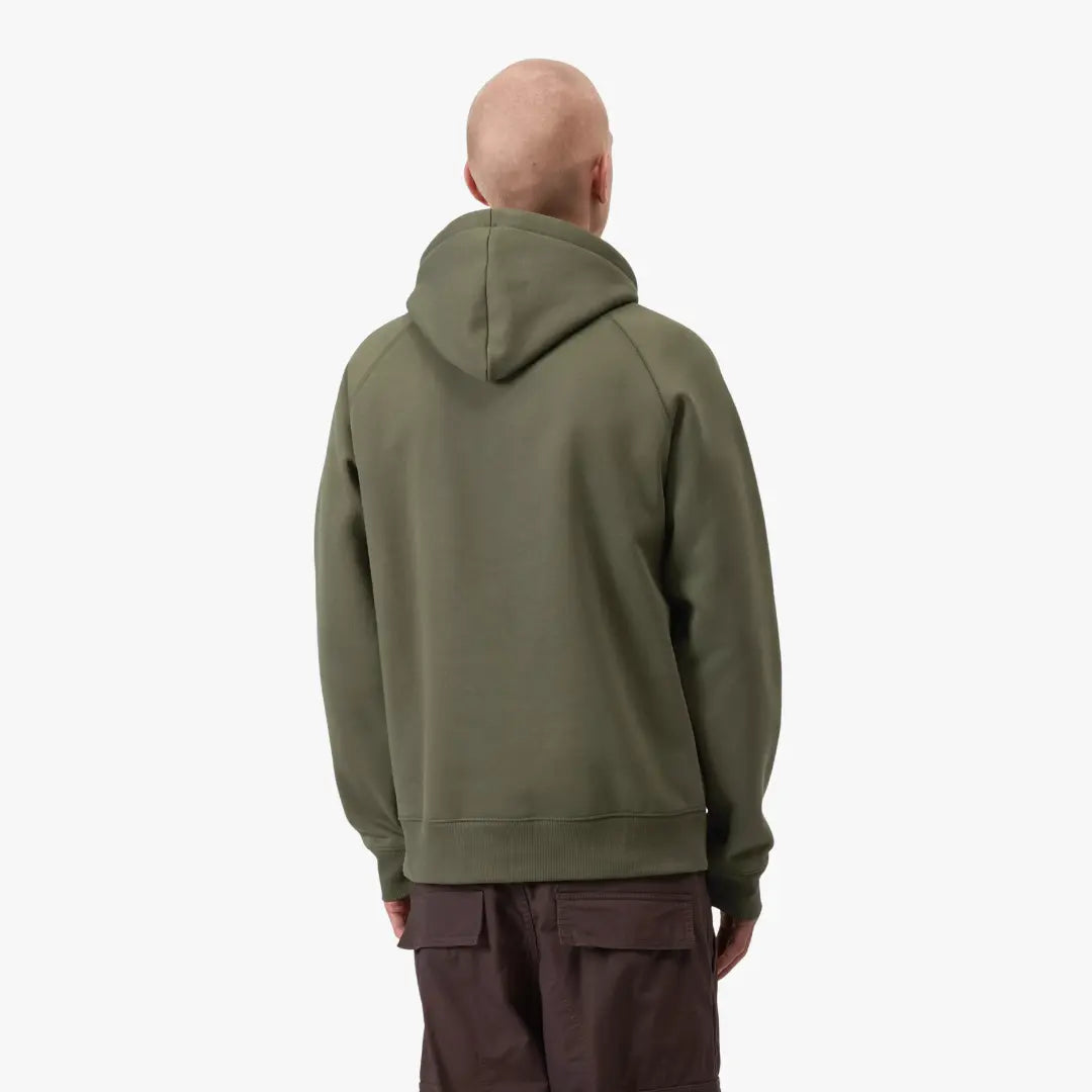 Hoodie Chase Carhartt WIP Leaf vu de dos porté, capuche rabattue, coutures raglan, molleton kaki militaire