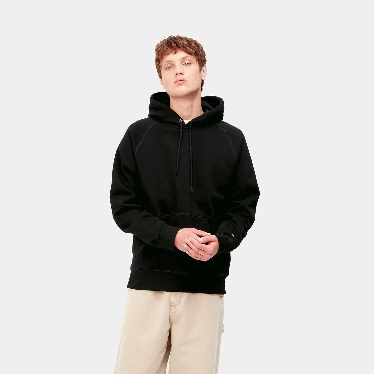 Sweat à capuche Chase Carhartt WIP Noir porté de face, capuche ouverte, poche ventrale et bas côtelé