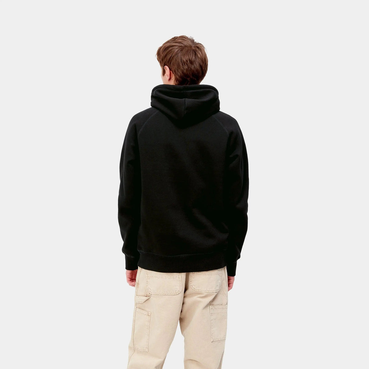 Hoodie Chase Noir vu de dos porté, capuche retombant sur les épaules, coutures raglan et bas côtelé