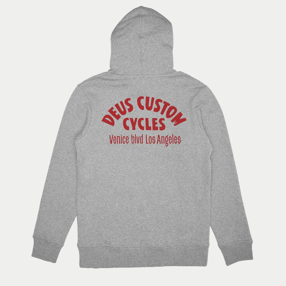 Dos du sweat Illusions gris chiné, grand lettrage rouge arqué au-dessus d'un print d'adresse de store