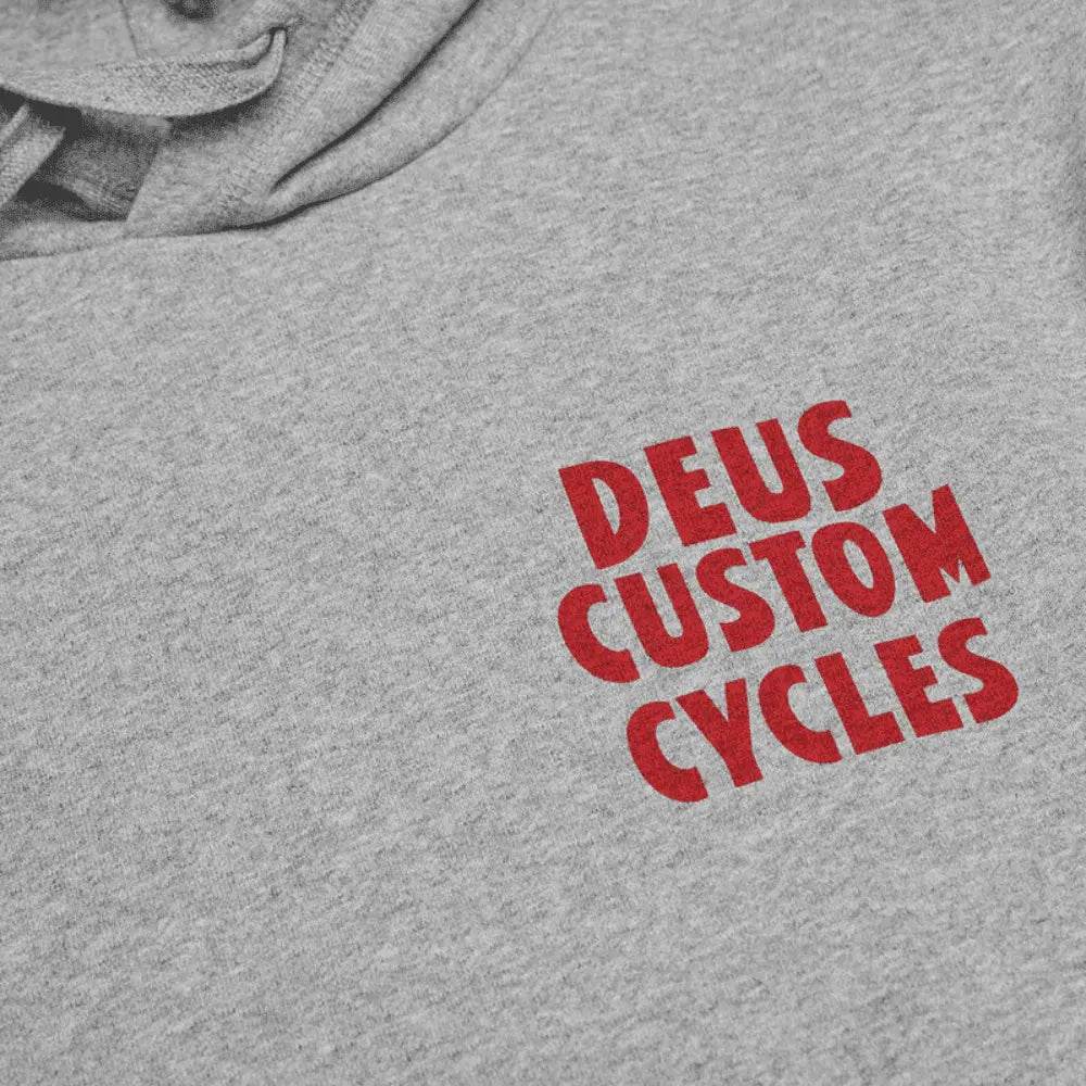 Gros plan du print rouge Deus Custom Cycles sur le molleton gris chiné du sweat Illusions