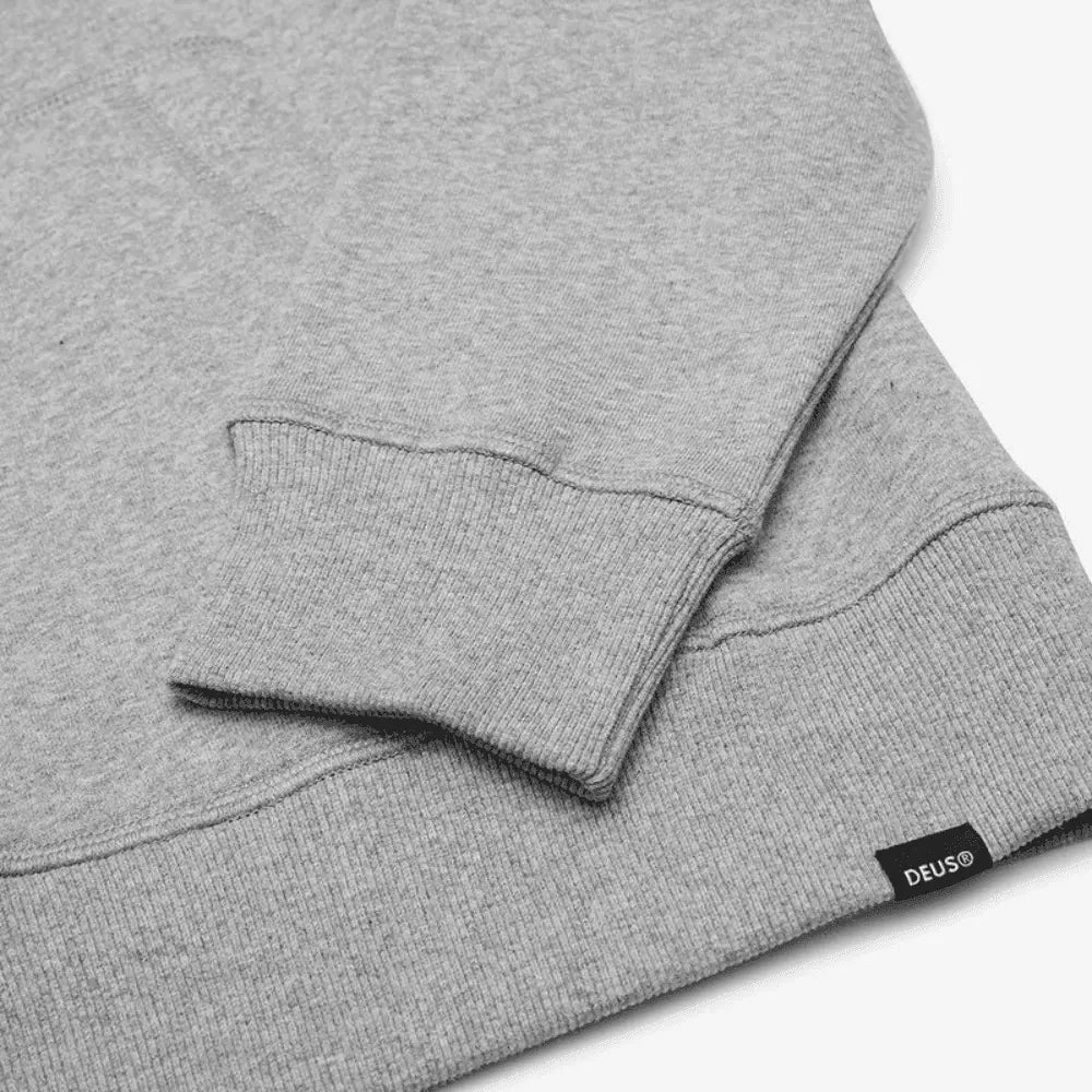 Détail du poignet et de la bande de taille côtelés du sweat Illusions, étiquette tissée noire