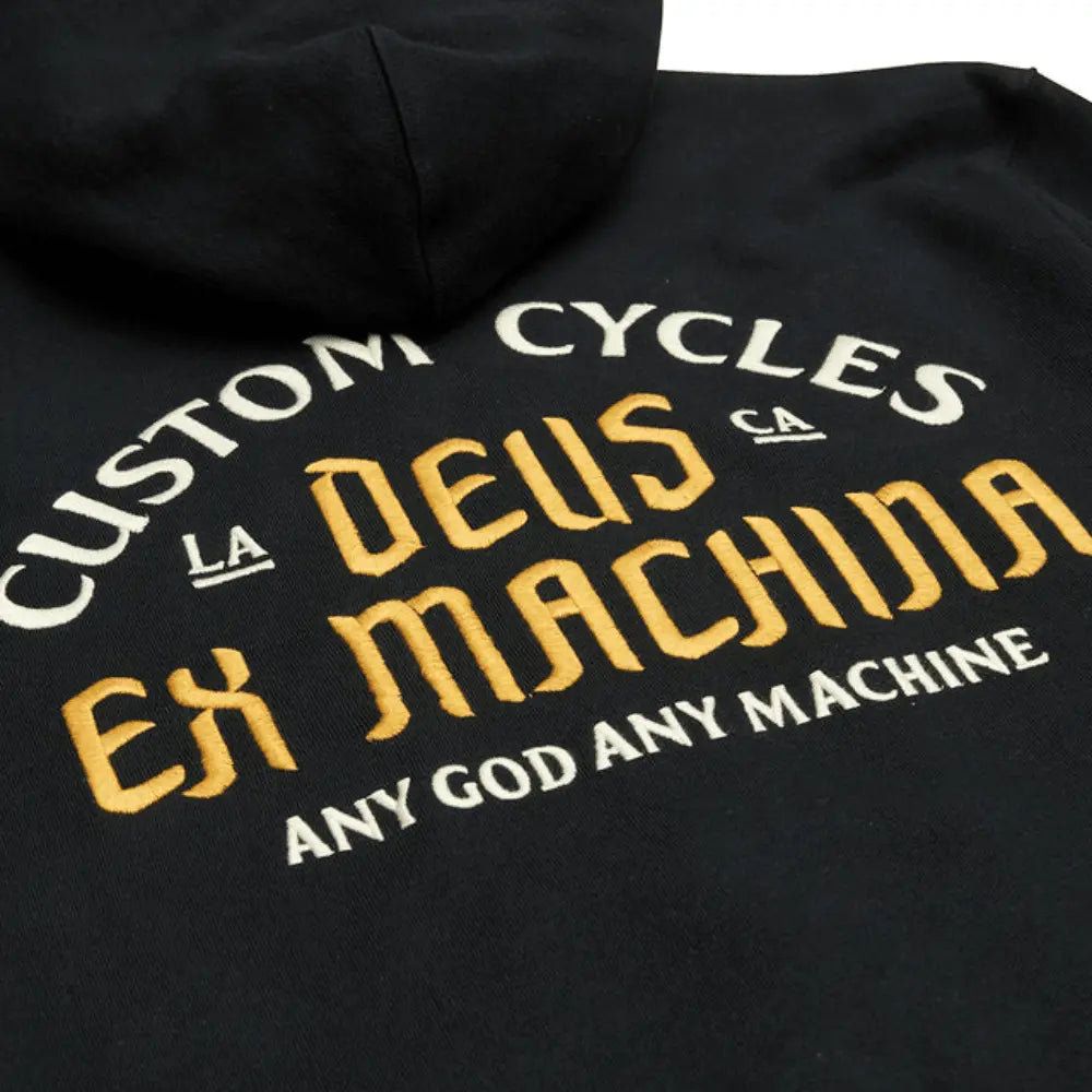 Macro de la broderie dorée et écrue au dos du sweat à capuche Supporter noir
