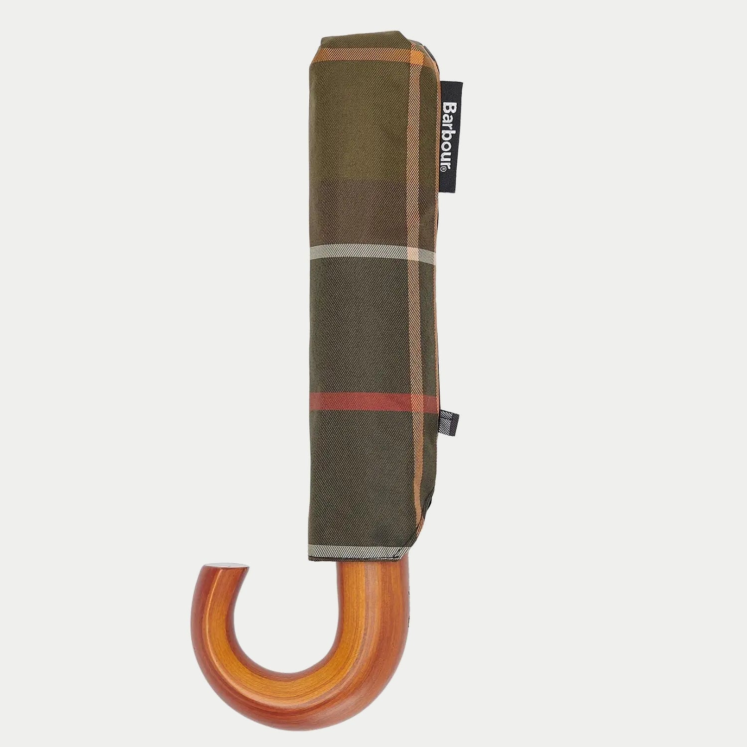 Mini parapluie pliant Barbour rangé dans sa housse tartan olive, étiquette drapeau et poignée courbée en bois