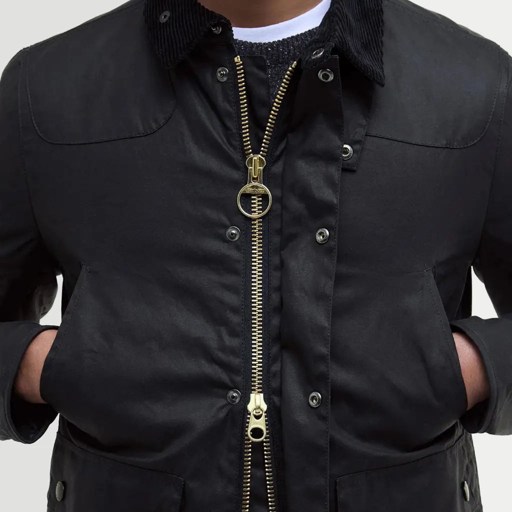 Veste Reelin Marine Barbour - buste porté, zip laiton doré ouvert et pressions gunmetal
