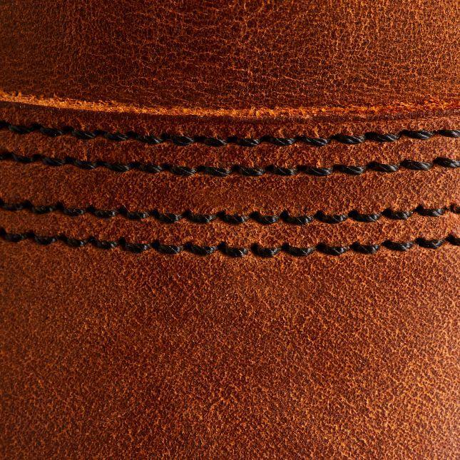 Iron Ranger Copper Rough & Tough Red Wing - gros plan du cuir Copper et des coutures