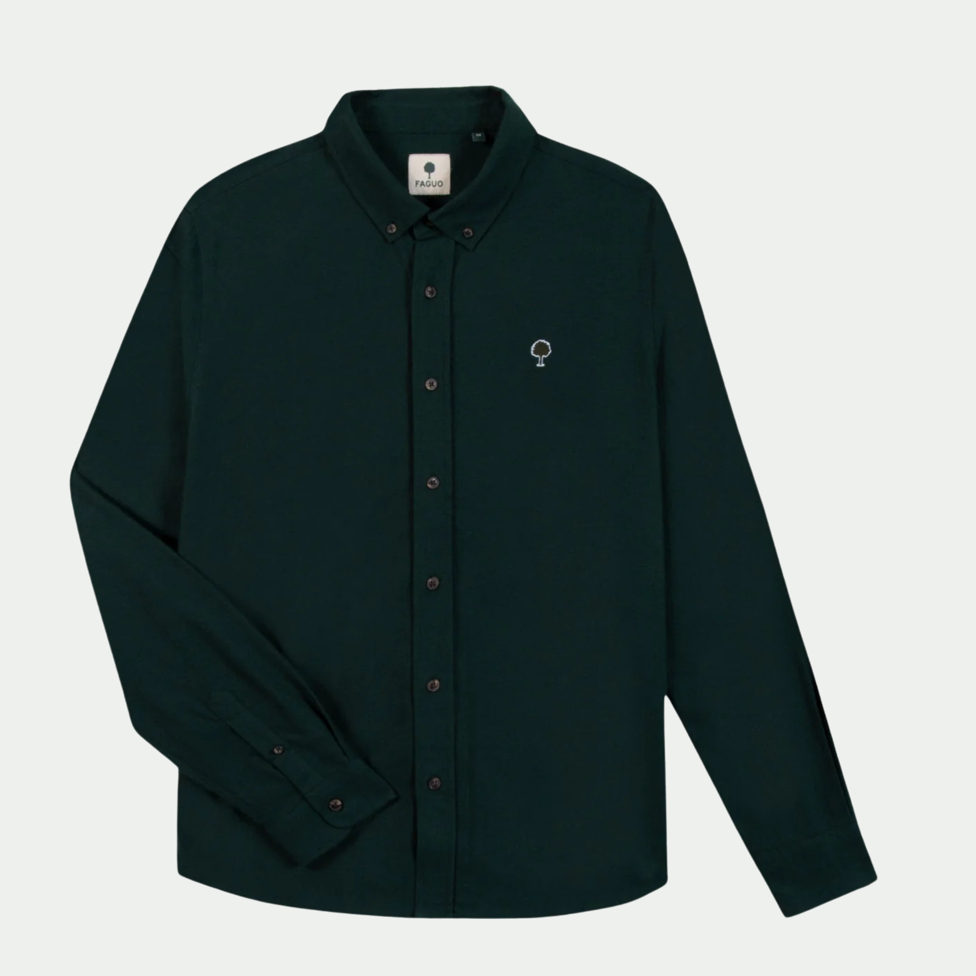 Chemise Ivoy Faguo en oxford vert foncé, vue à plat de face avec col boutonné et arbre en feutre