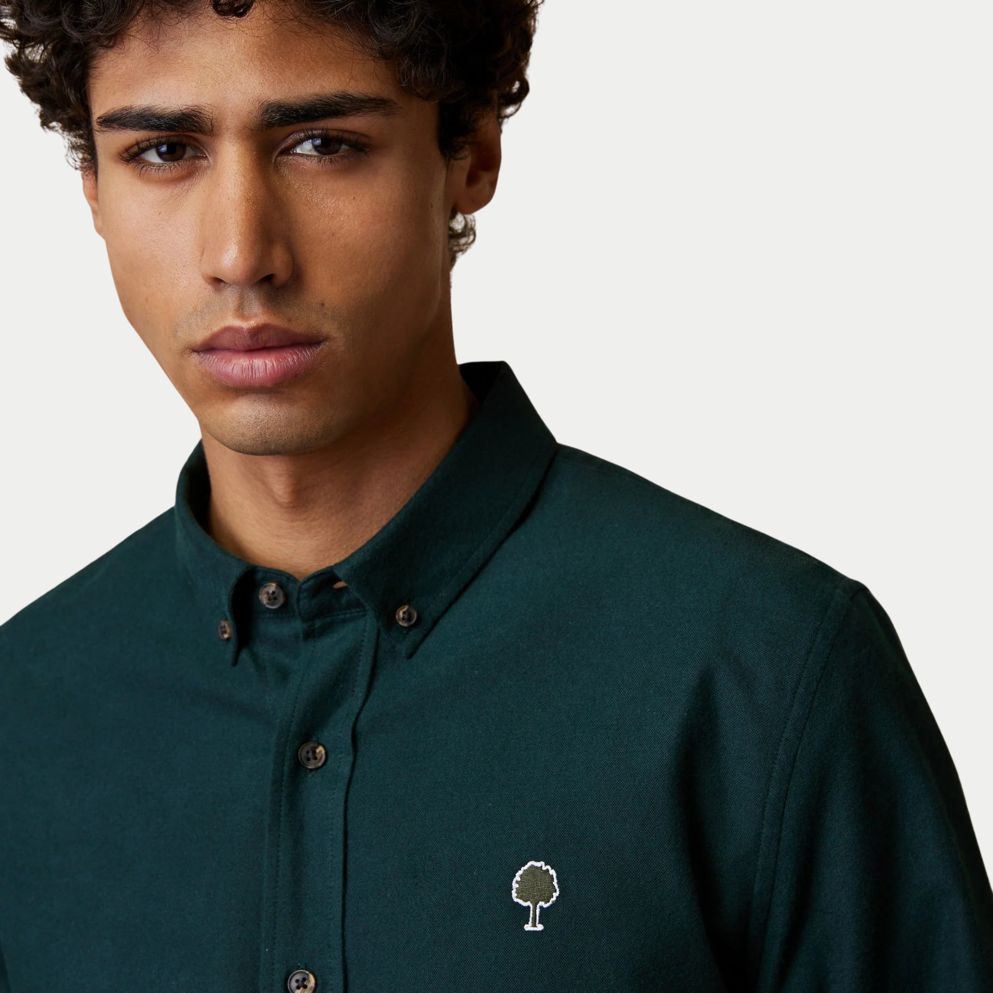 Détail du col boutonné et de l'arbre en feutre sur la chemise Ivoy Faguo vert foncé