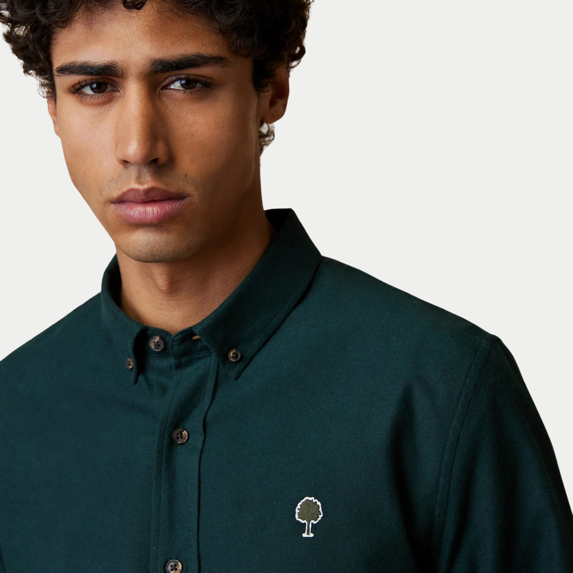 Détail du col boutonné et de l'arbre en feutre sur la chemise Ivoy Faguo vert foncé
