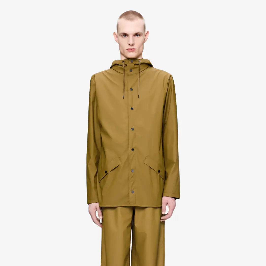 Jacket Dawn portée fermée, coupe droite courte et cordon de capuche ton sur ton