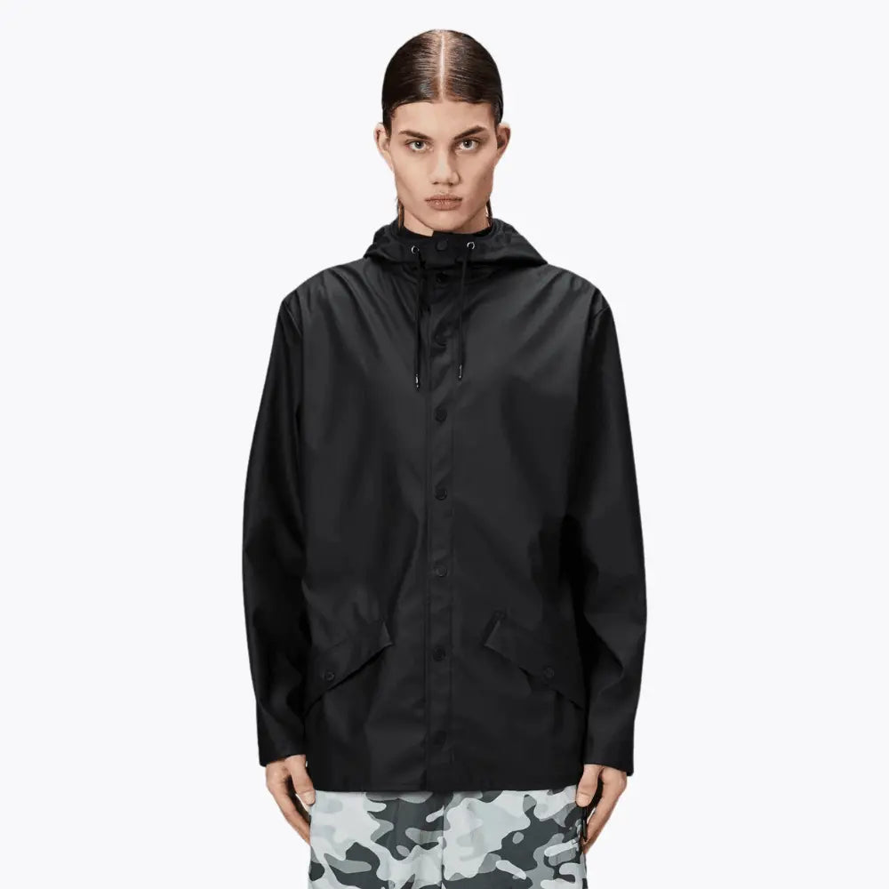 Jacket noire portée fermée, poches à rabat basses et cordon de capuche noir