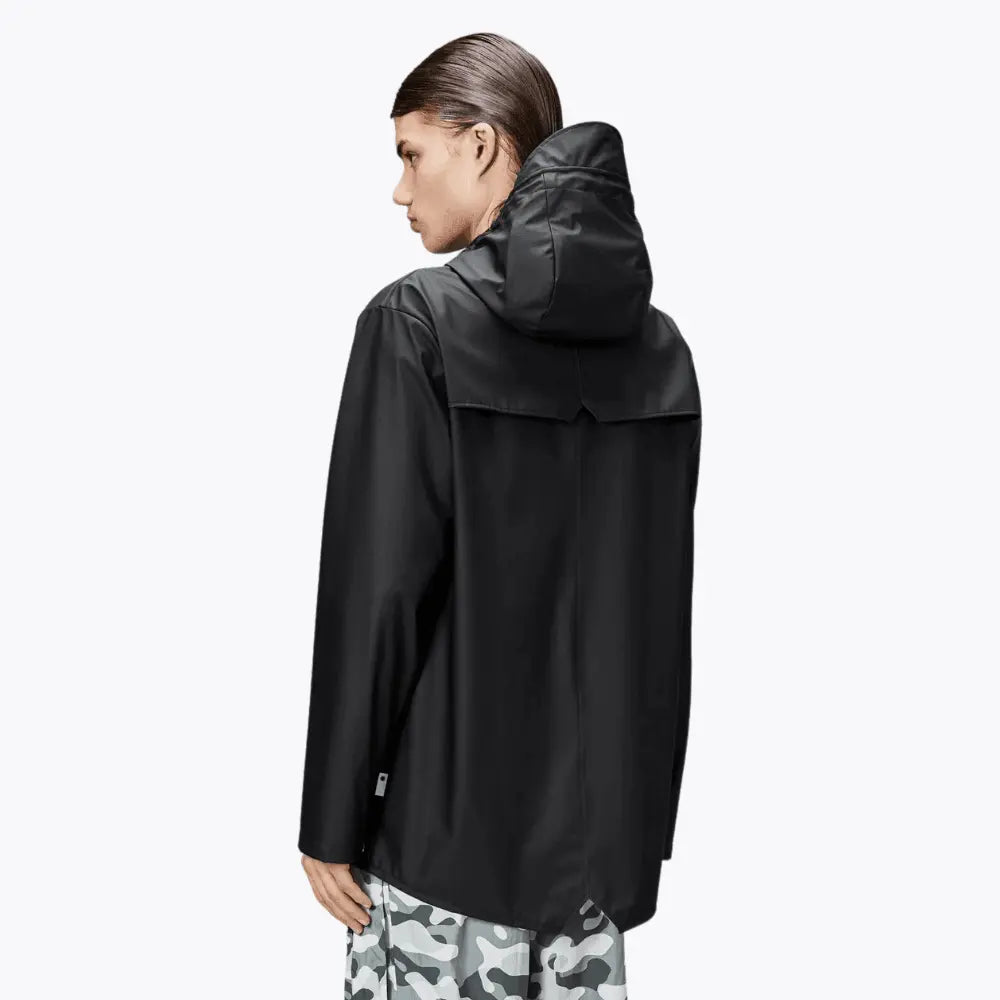 Dos de la Jacket noire portée, capuche volumineuse et empiècement en travers des épaules