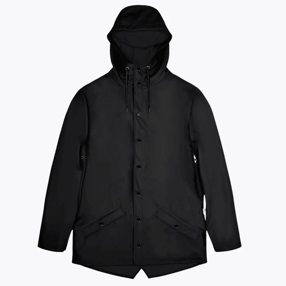 Jacket noire à plat, capuche relevée et pressions mates sur la patte de boutonnage