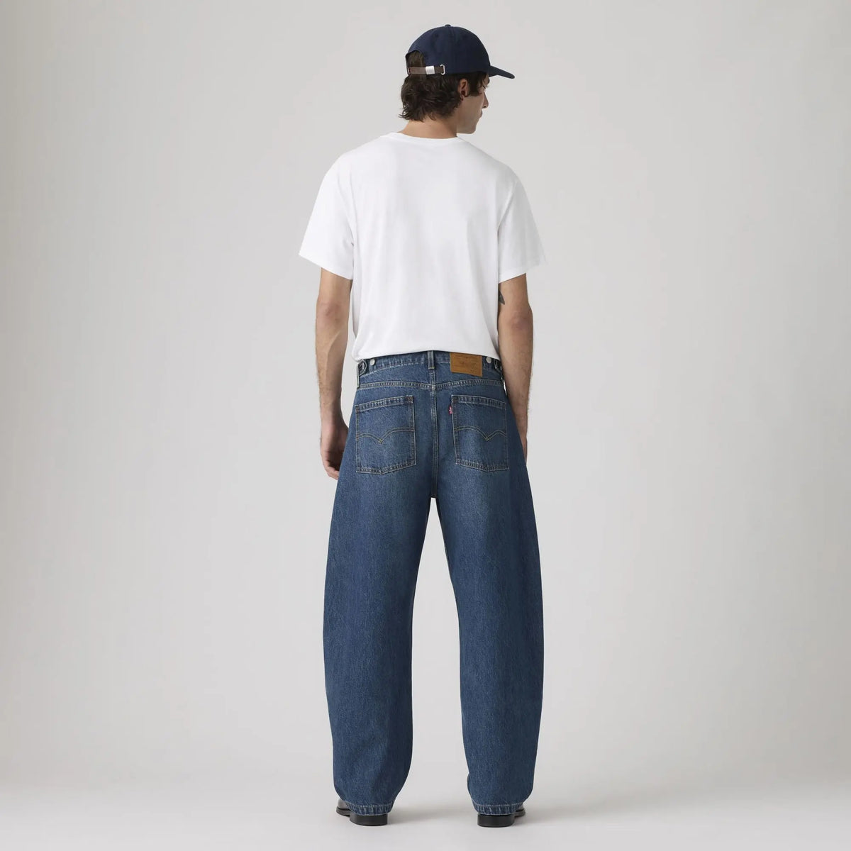 Jean Levi's Baggy Barrel Max Volume vu de dos : poches arrière arquées, patch cuir et étiquette rouge Levi's