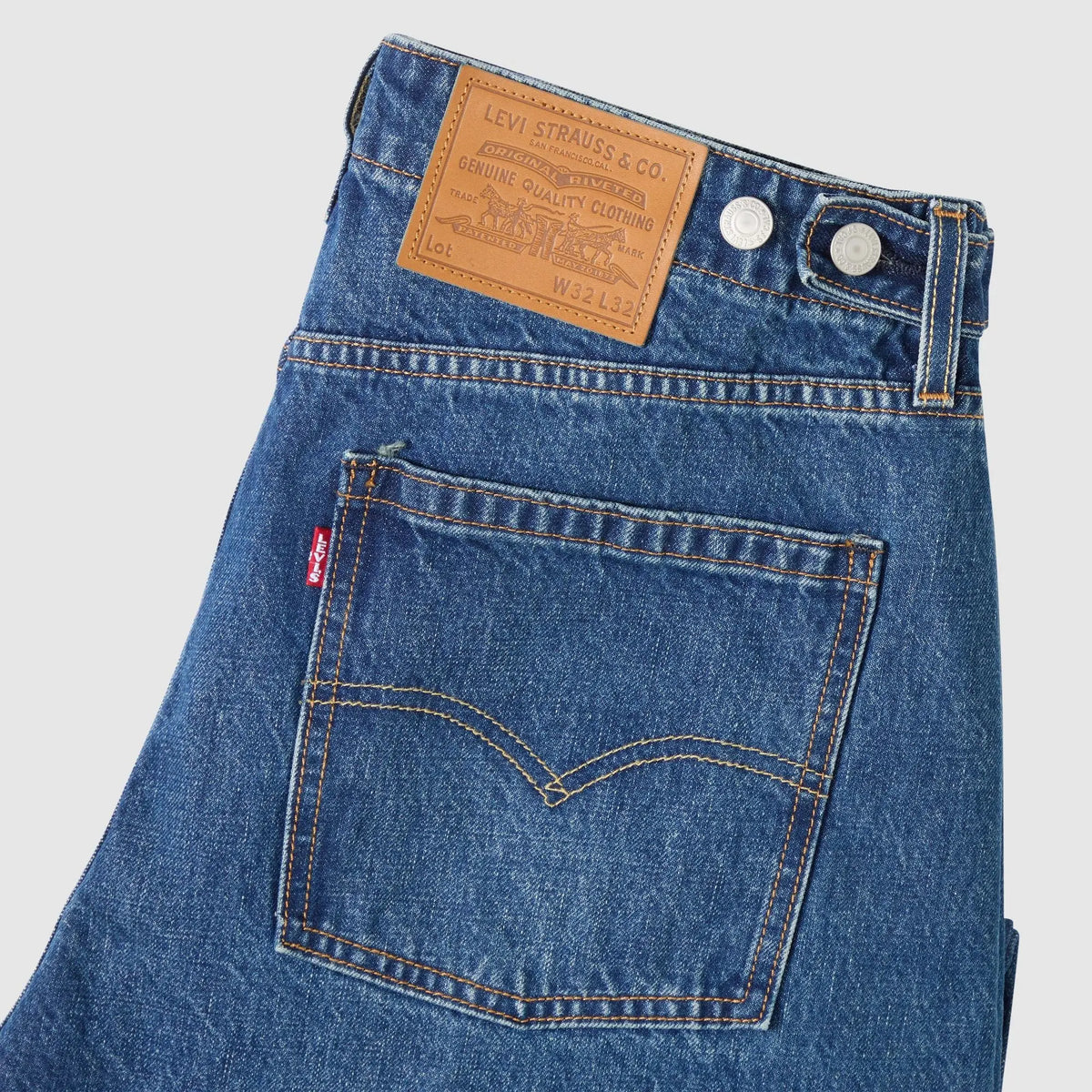 Gros plan à plat sur la poche arrière du jean Levi's Baggy Barrel Max Volume : arcuate jaune, tab rouge, patch cuir