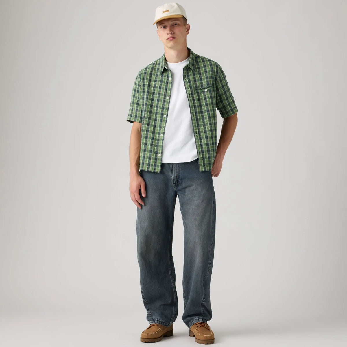 Jean Levi's Baggy Barrel Setting The Pace porté en pied avec chemise à carreaux verte et t-shirt blanc