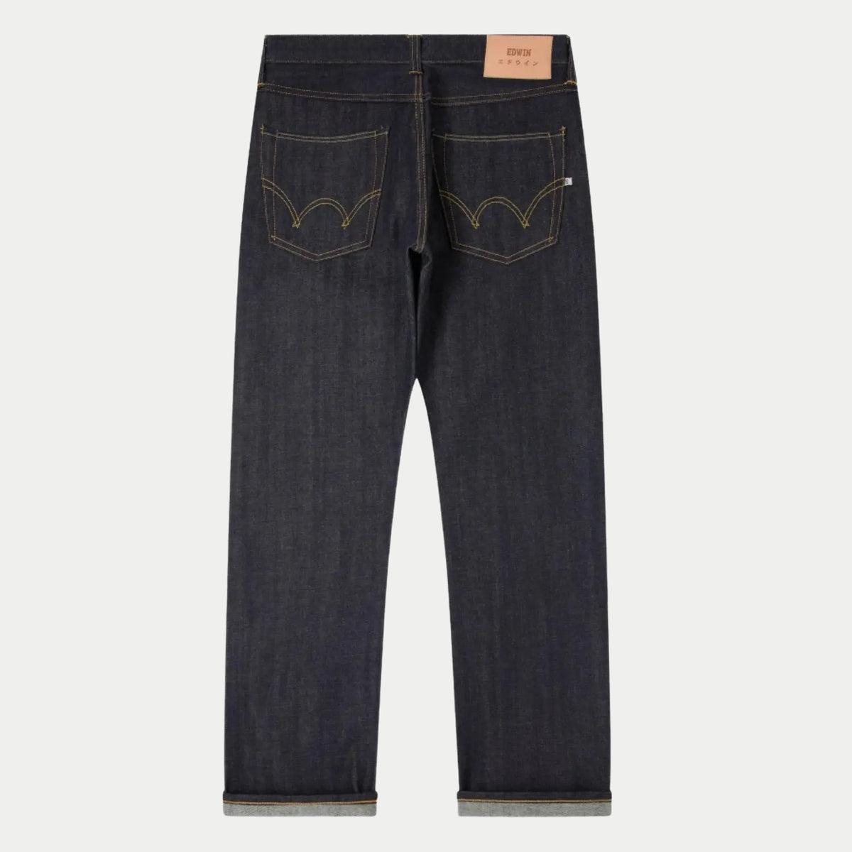 Dos à plat du jean Ed47 Unwashed, poches arrière à double arc surpiqué ocre et patch cuir naturel