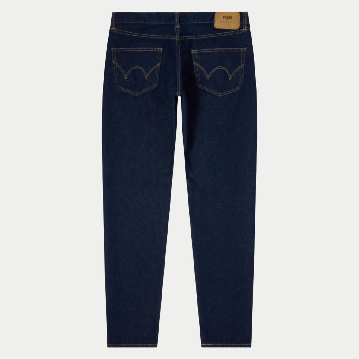 Dos à plat du jean Regular Tapered Blue Rinsed, poches arquées et patch cuir sur la ceinture