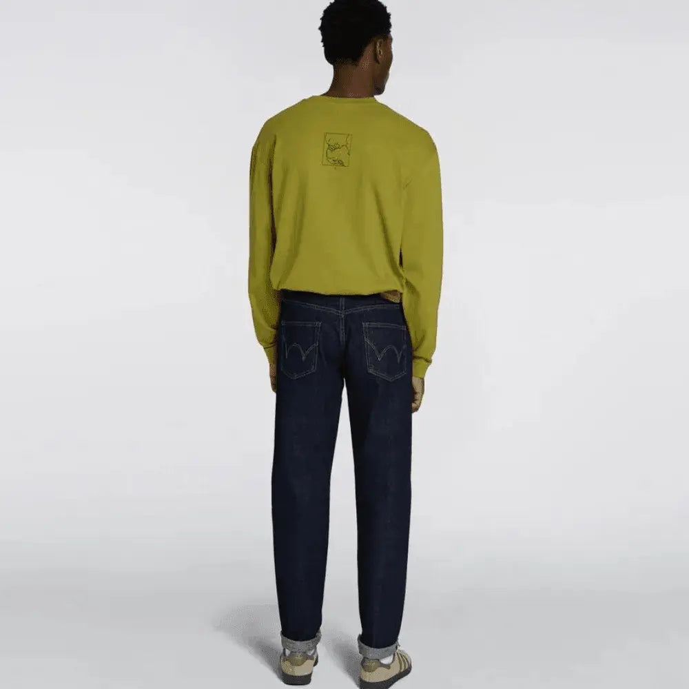 Jean Selvedge Regular Tapered Blue Rinsed porté de dos, poches arrière et ourlets retroussés