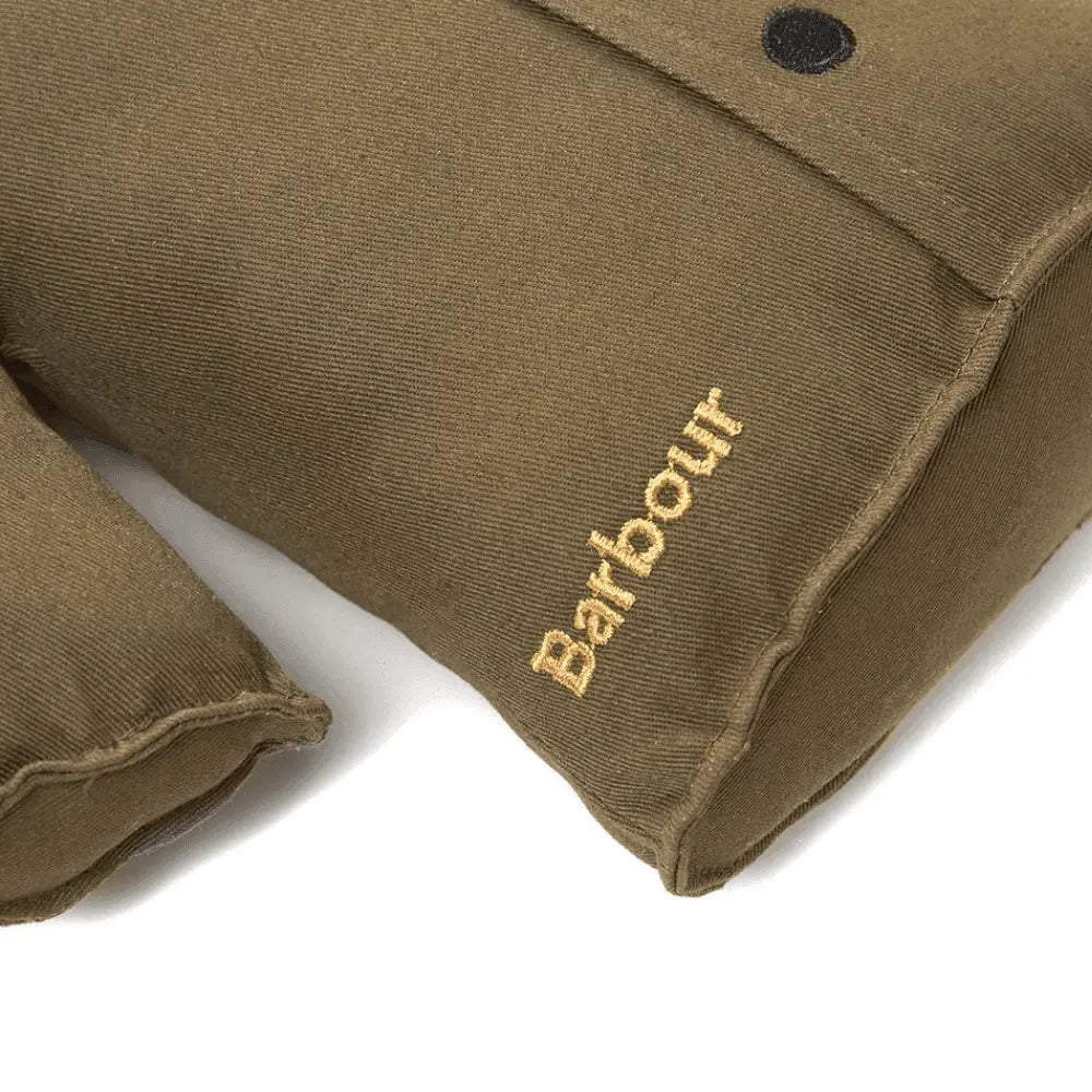 Gros plan de la broderie Barbour dorée sur le bas du jouet veste olive