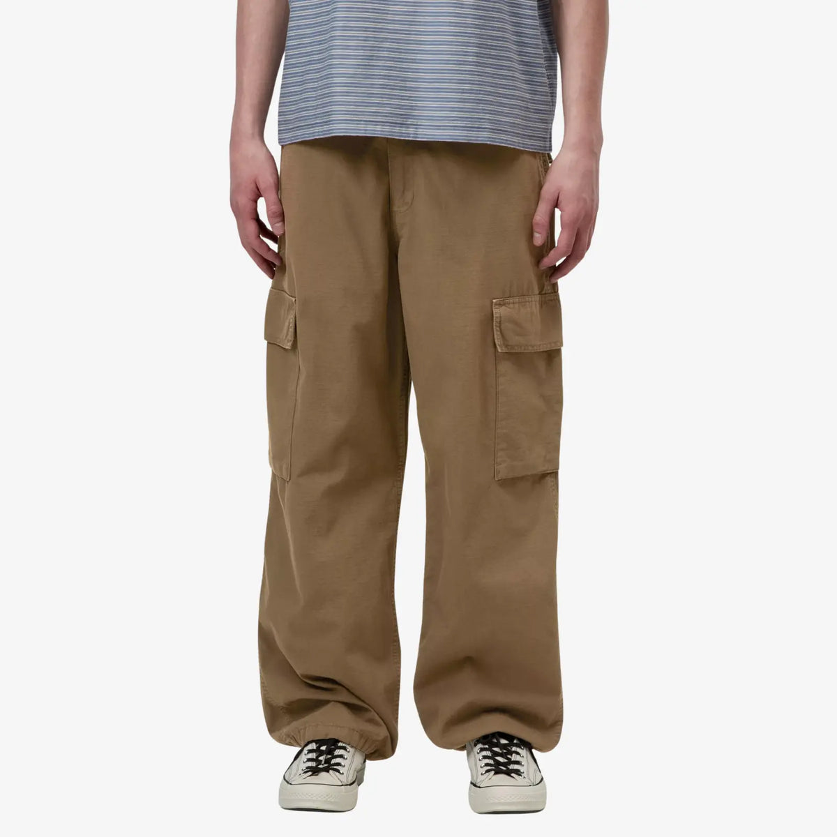 Kade Cargo Pant Dark Beech porté de face, jambe ample resserrée en bas par les cordons de serrage