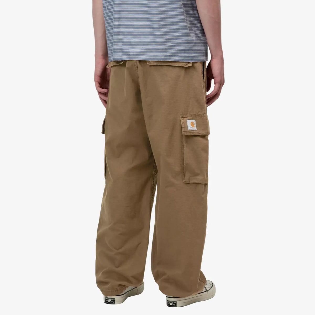 Kade Cargo Pant porté de dos, poche cargo latérale à rabat, Square Label et bas de jambe froncé