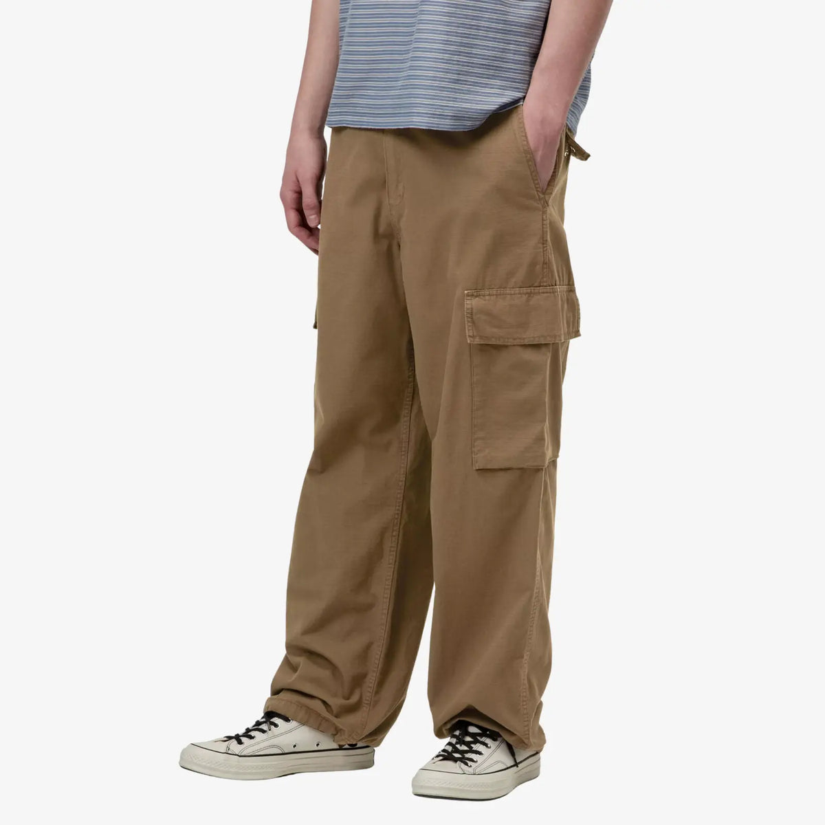 Kade Cargo Pant Dark Beech de trois quarts, détail de la poche cargo à rabat et du tissage ripstop