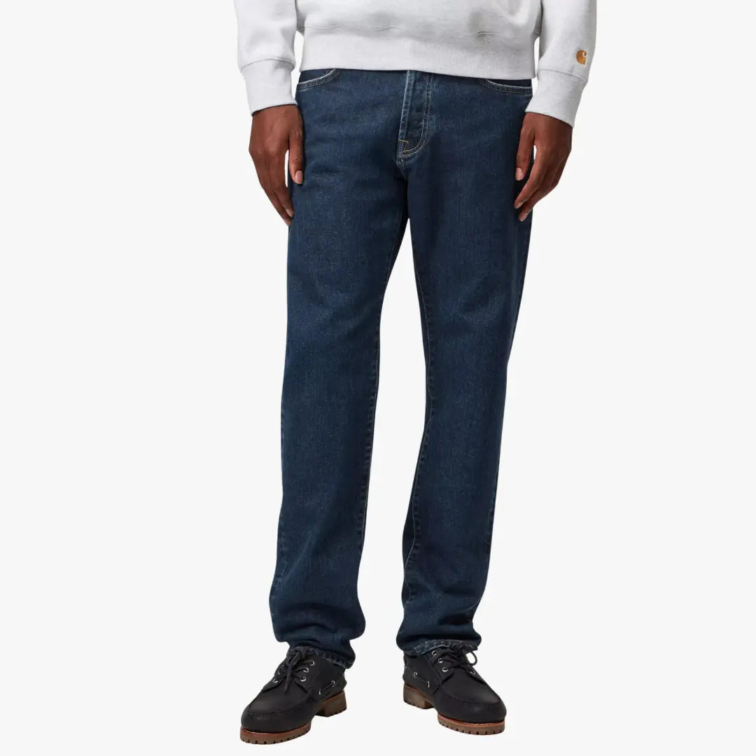 Klondike Pant Blue Stone Washed porté de face, bleu moyen régulier et légère patine claire sur les cuisses