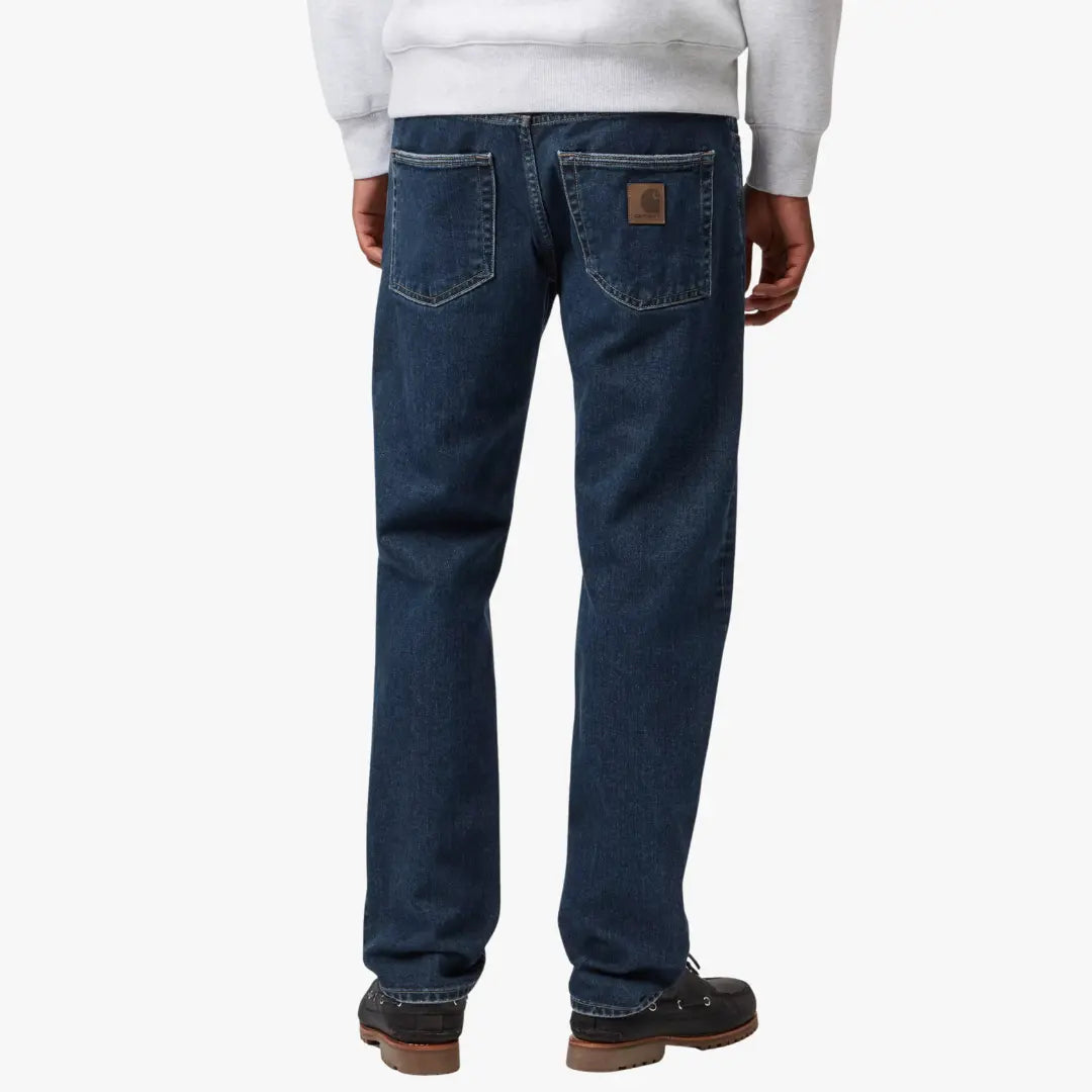 Klondike Pant Blue Stone Washed Carhartt WIP porté de dos, coutures marquées sur un bleu franc et soutenu