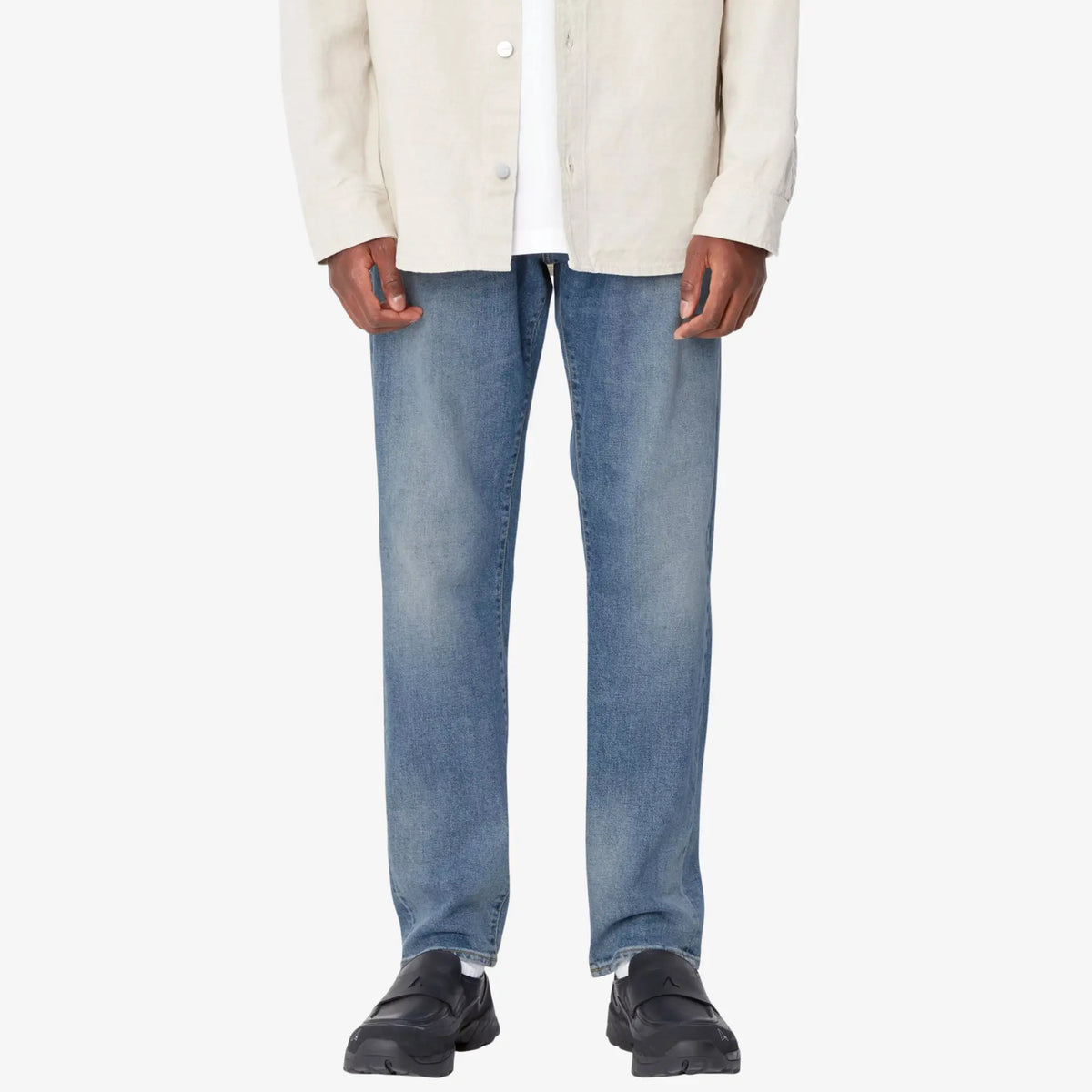Klondike Pant Blue Worn Bleached Carhartt WIP porté de face, dégradé clair au centre de chaque jambe