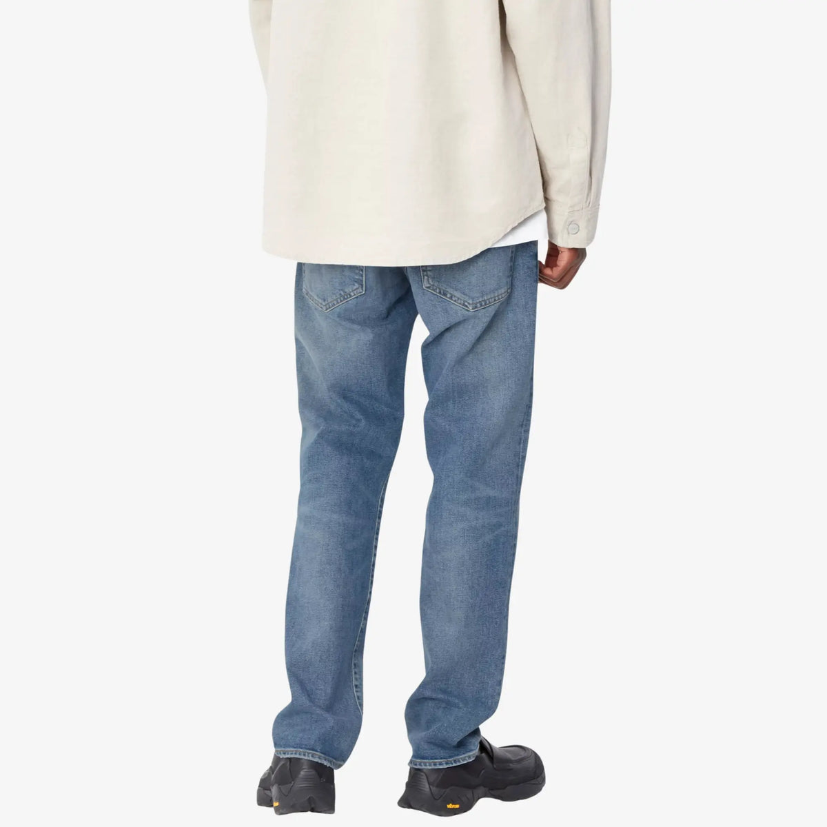 Klondike Pant Blue Worn Bleached porté de dos, denim très éclairci et poches plaquées bien dessinées