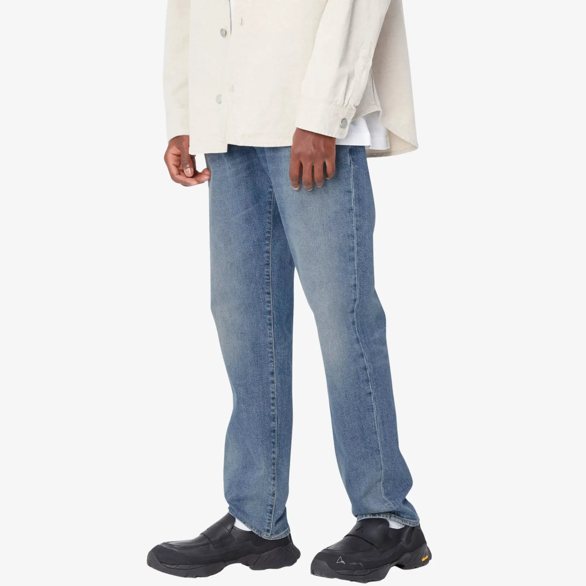 Klondike Pant Blue Worn Bleached vu de trois quarts, couture latérale blanchie sur un bleu délavé clair