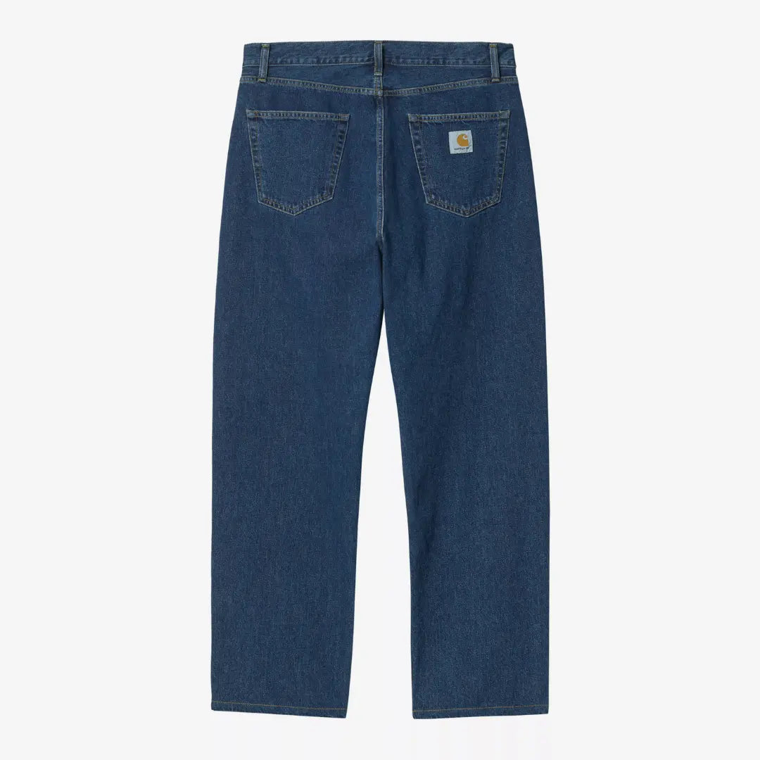 Dos à plat du Landon Pant Blue Stone Washed, poches plaquées, empiècement en V et Square Label blanc bien visible