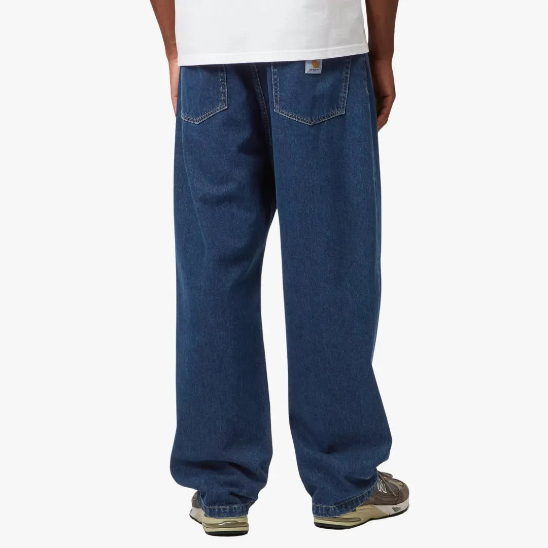 Landon Pant Blue Stone Washed de dos porté, jambe très ample et Square Label placé juste sous la ceinture