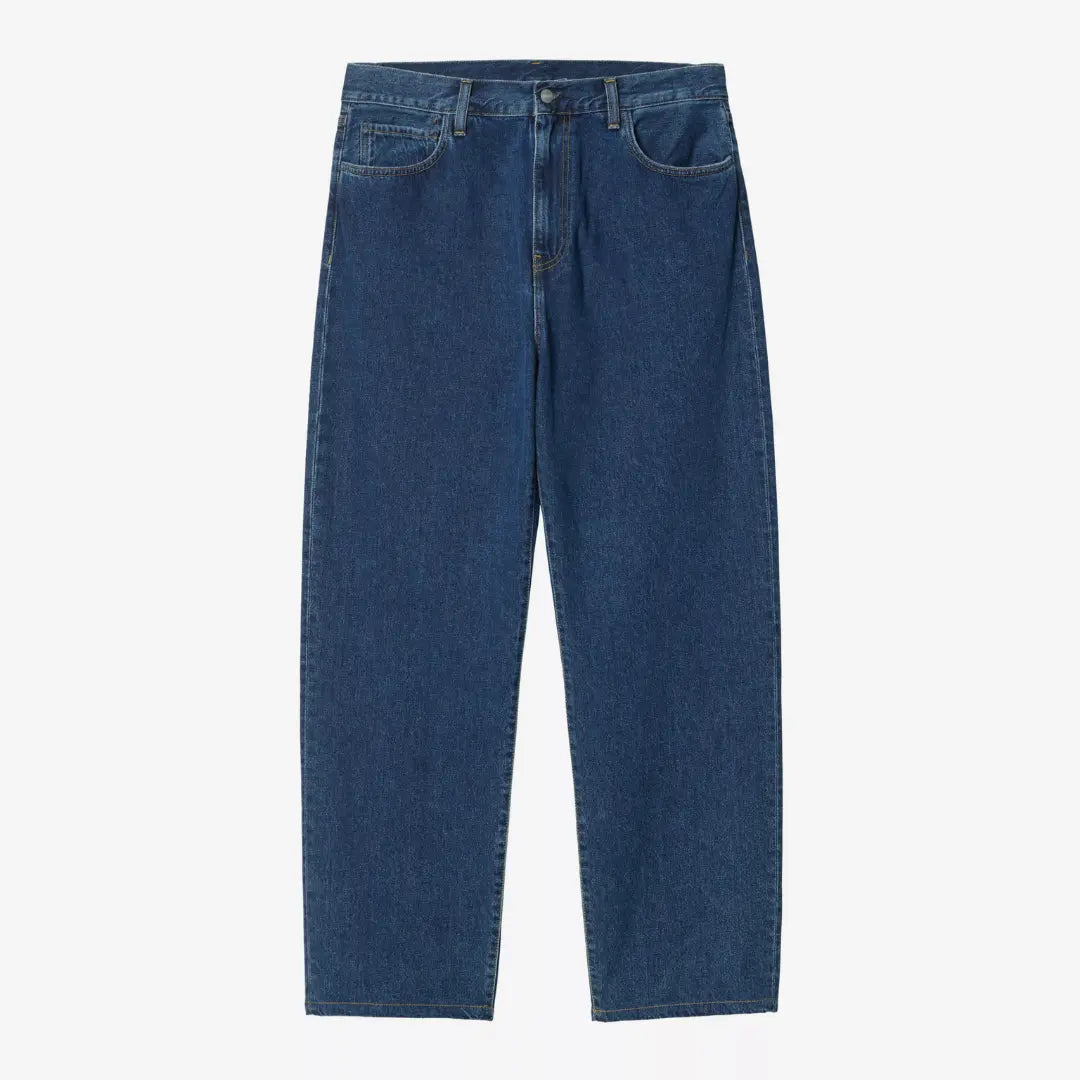 Landon Pant Blue Stone Washed à plat de face, denim bleu moyen adouci, poche gousset et larges passants de ceinture