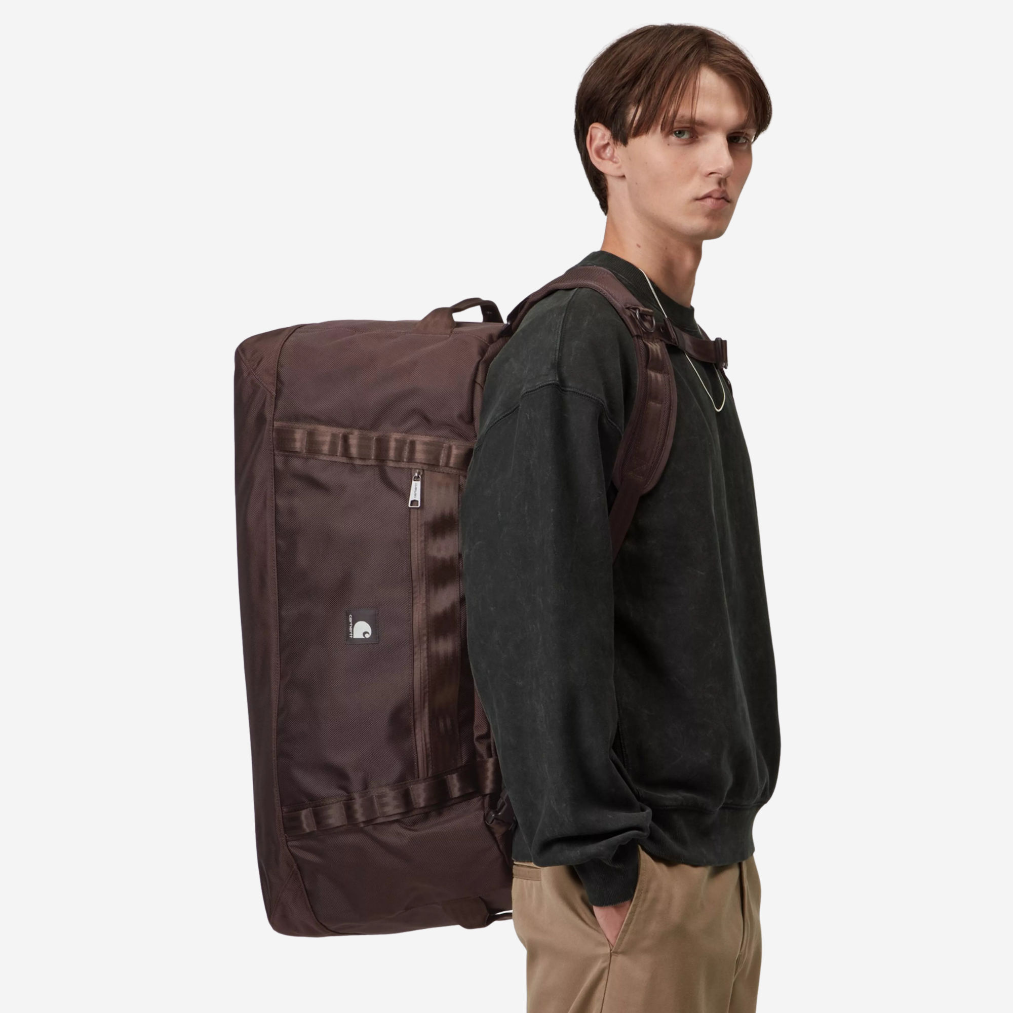 Sac de voyage Richmond brun bordeaux Carhartt WIP porté sur le dos avec ses deux bretelles