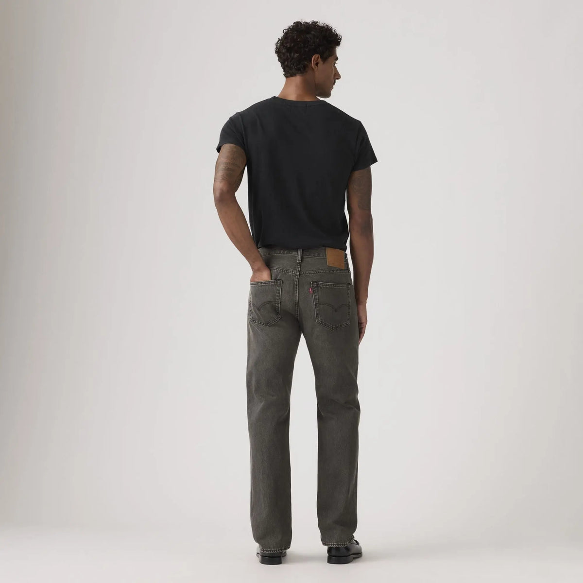 Jean Levi's 501 Original Oak Nights vu de dos : poches arrière, patch cuir et étiquette rouge Levi's