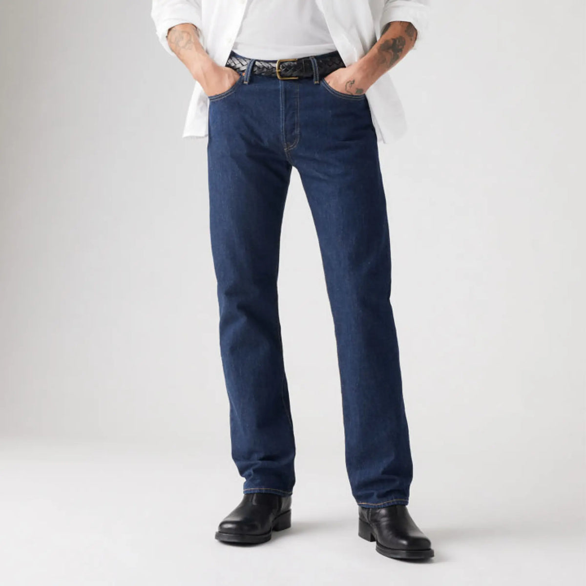 Jean Levi's 501 Original One Wash porté, plan rapproché sur la taille avec ceinture tressée noire