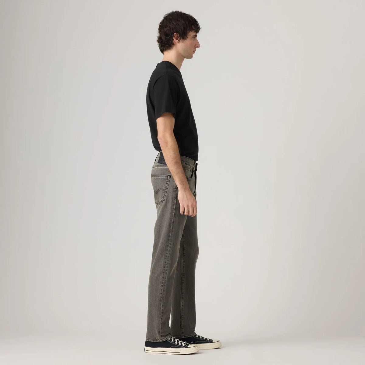 Jean Levi's 502 Taper Granite Shadow vu de profil, jambe fuselée jusqu'à la cheville